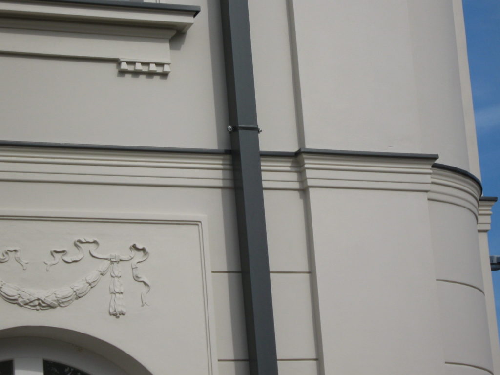 Beautiful stucco on the curved corner of the building